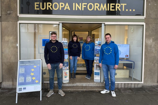 Das Team des EUROPE DIRECT Essen (v.l.n.r.): Nils Ole Haar, Leiter des B&uuml;ros f&uuml;r Europaangelegenheiten, Internationales und Nachhaltige Entwicklung sowie Europabeauftragter der Stadt Essen, Ann-Kristin Grobe, Lena Borgstedt, Leiterin des EUROPE DIRECT Essen, Lennart Balke.