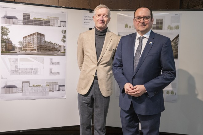 Oberb&uuml;rgermeister Thomas Kufen mit dem Architekten Peter Bastian vor dem pr&auml;mierten Entwurf des Planungsb&uuml;ros PBA Peter Bastian Architekten aus M&uuml;nster. 