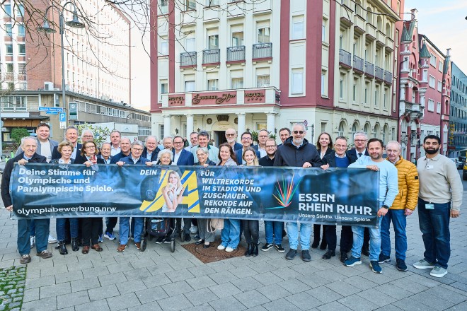 Foto: Oberb&uuml;rgermeister Thomas Kufen beim Fr&uuml;hst&uuml;ck mit der Stadtgesellschaft zum Thema Olympia.