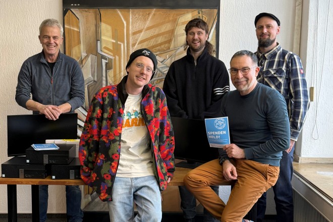Initiative "Hey, Alter!&ldquo; spendet drei Computer f&uuml;r kreatives Jugendprojekt (v.l.n.r.): Stefan Nau, Hey, Alter!, Jan Philip Binder, 1. Vorsitzender Atelierhaus Essen e.V., Nikolas Reichelt, Caritas-SkF-Essen gGmbH, Michael Manderscheid, Hey, Alter!, und Timm Schemeit, Jugendamt der Stadt Essen.