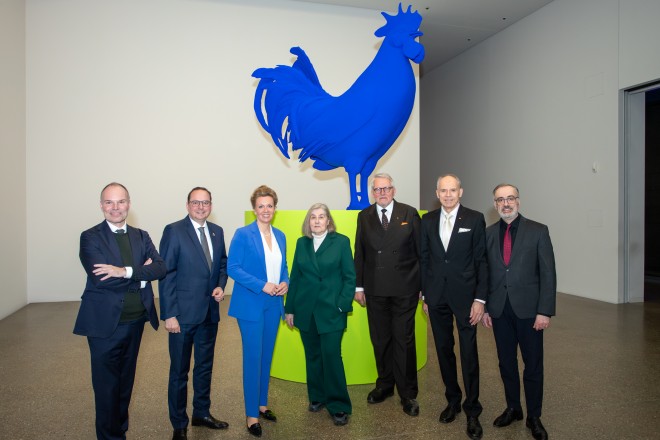 Offizielle Einweihung der Skulptur Hahn und Podest von Katharina Fritsch in Anwesenheit von Ministerin Ina Brandes und dem Essener Oberb&uuml;rgermeister Thomas Kufen.
