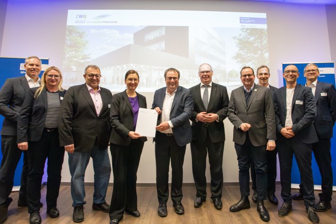 Foto: Oberb&uuml;rgermeister Thomas Kufen bei der Bescheid&uuml;bergabe f&uuml;r den neuen "FutureWaterCampus" der Universit&auml;t Duisburg-Essen.