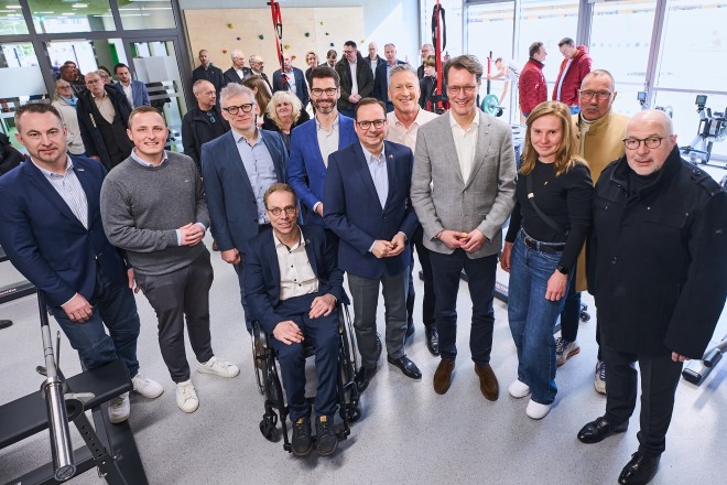 Oberb&uuml;rgermeister Thomas Kufen mit NRW-Ministerpr&auml;sident Hendrik W&uuml;st bei der Einweihung der neuen Sportanlagen am Essener NRW-Sportschulstandort.