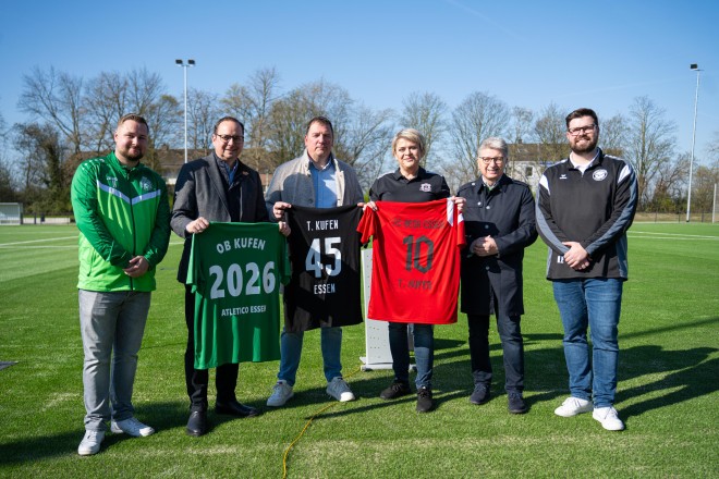 Foto: Essens Oberb&uuml;rgermeister Thomas Kufen weiht die modernisierte Sportanlage Seumannstra&szlig;e offiziell ein.