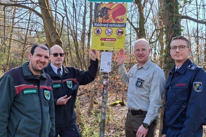 Aufstellung eines neuen Waldbrandwarnschilds: (v.r.n.l.) Christian Schm&uuml;cker, Feuerwehr Essen, Friedrich Louen, Wald und Holz NRW, Roland Haering, Gr&uuml;n und Gruga und Amir Halilovic, Gr&uuml;n und Gruga.