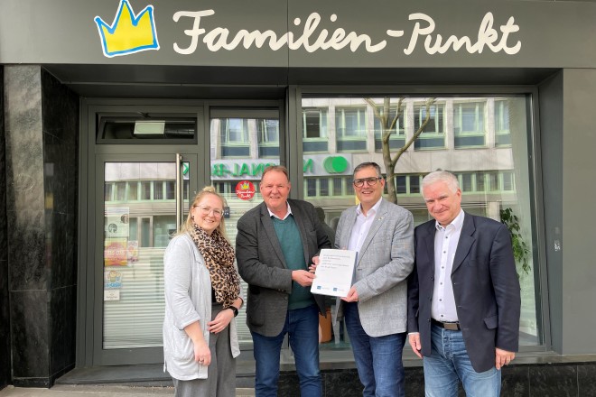 Foto: Unterzeichnung der Kooperationsvereinbarung von Jugendamt und JobCenter Essen (v.l.n.r.): Jennifer Runge, Stabsstelle Qualit&auml;t im Kinderschutz, Jugendamt, Carsten Bluhm, Fachbereichsleiter Jugendamt, Dietmar Gutschmidt, Fachbereichsleiter JobCenter, und Thomas Mikoteit, Abteilungsleiter JobCenter. 