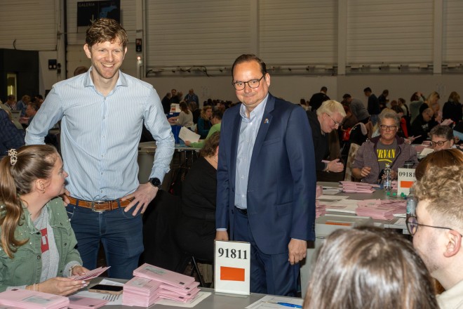 Oberb&uuml;rgermeister Thomas Kufen beim Besuch des zentralen Briefwahlzentrums in der Messe Essen w&auml;hrend der Ausz&auml;hlung des Ratsb&uuml;rgerentscheids f&uuml;r die Olympiabewerbung der Stadt Essen als Teil der Region K&ouml;lnRheinRuhr.