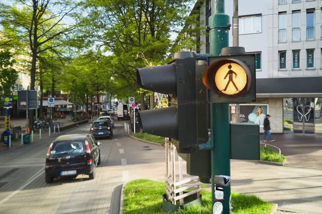 Die Kreuzung R&uuml;ttenscheider Stra&szlig;e / Klarastra&szlig;e / Zweigertstra&szlig;e. Die hier zu sehenden Schutzblinker werden durch Versionen mit einem gr&ouml;&szlig;eren Durchmesser ausgetauscht.