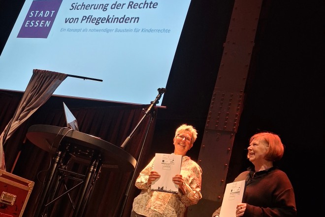 Ute Arens, Fachgruppenleitung Pflegekinderdienst und Susanne Schreinert, Abteilungsleitung Soziale Dienste des Jugendamtes stellten das neue Schutzkonzept f&uuml;r Pflegekinder vor. 