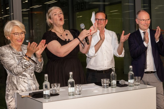 Foto: V.l.n.r.: B&auml;rbel Bergerhoff-Wodopia (RAG-Stiftung), Hedwig Fijen (Gr&uuml;nderin und Leiterin Manifesta), Thomas Kufen (Oberb&uuml;rgermeister Stadt Essen) und Peter Gorschl&uuml;ter (Direktor Museum Folkwang) beim Empfang zum Start der Manifesta Ruhr 16 im Museum Folkwang