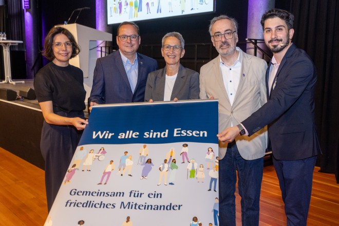 : Stefanie Reichart, Vorstand Stiftung Zollverein; Oberb&uuml;rgermeister Thomas Kufen; Superintendentin Marion Greve, Sprecherin der Essener Allianz f&uuml;r Weltoffenheit; Muchtar Al Ghusain, Gesch&auml;ftsbereichsvorstand f&uuml;r Jugend, Bildung und Kultur und Ali Can, Sozialaktivist und Autor.