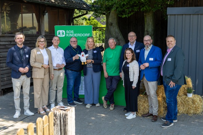 Foto: B&uuml;rgermeisterin Julia Jacob gratuliert zum 10-j&auml;hrigen Jubil&auml;um des SOS-Kinderdorf Essen. 