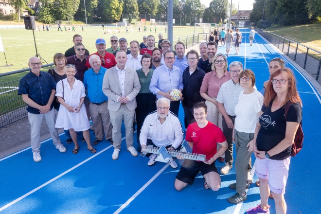 Foto: Oberb&uuml;rgermeister Thomas Kufen gemeinsam mit Simone Rakob, Gesch&auml;ftsbereichsvorst&auml;ndin f&uuml;r Umwelt, Verkehr und Sport der Stadt Essen, bei der Einweihung der Sportanlage Uhlenstra&szlig;e. 