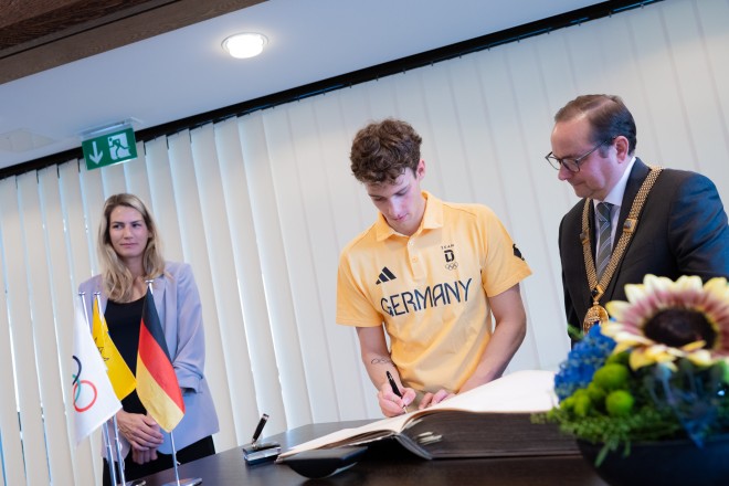 Oberb&uuml;rgermeister Thomas Kufen und die Olympioniken Sonja Greinacher und Cedric B&uuml;ssing, die sich ins Stahlbuch der Stadt Essen eintragen.