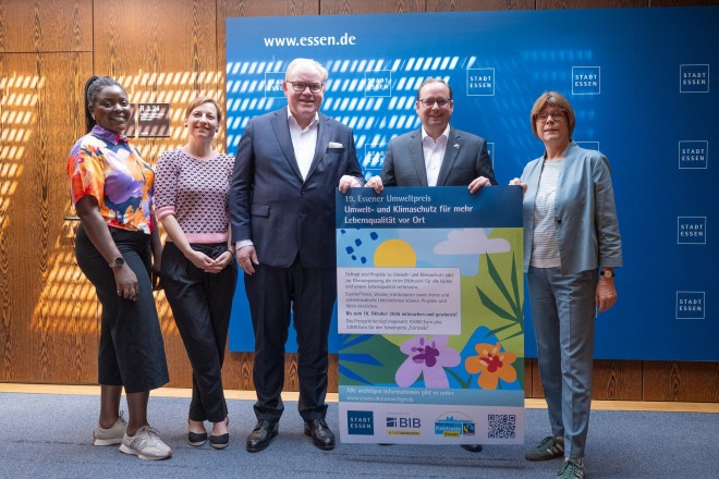 Auftakt zum Essener Umweltpreis 2026 (v.r.n.l.): Simone Raskob, Gesch&auml;ftsbereichsvorst&auml;ndin f&uuml;r Umwelt, Verkehr und Sport, Oberb&uuml;rgermeister Thomas Kufen, Dr. Peter G&uuml;llmann, Vorstandssprecher der BIB, Sonja Eisenmann und Melanie Bayo, beide vom Umweltamt der Stadt Essen.