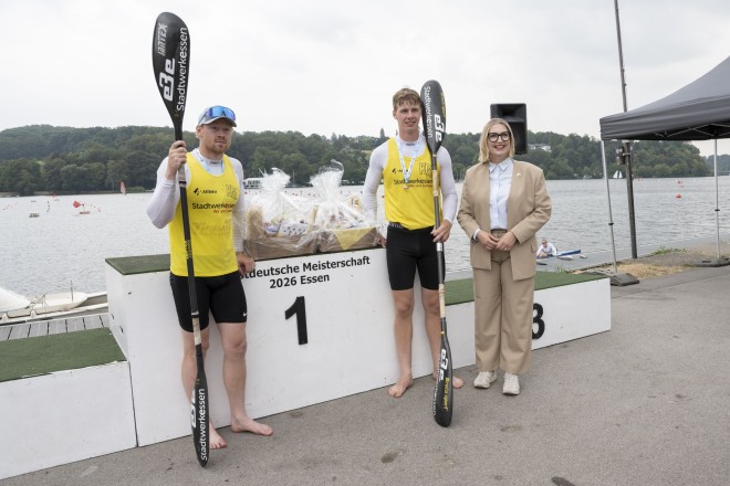 Foto: Essens B&uuml;rgermeisterin Julia Klewin bei der Siegerehrung der Westdeutschen Meisterschaften im Kanurennsport am Baldeneysee