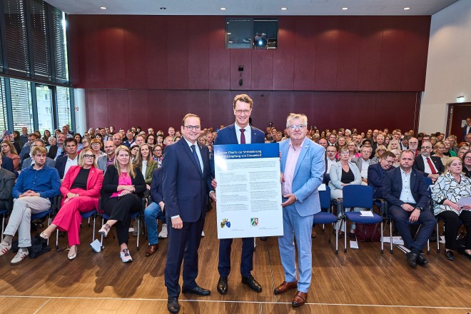 Unterzeichnung der "Essener Charta zur Verhinderung und Bek&auml;mpfung von Einsamkeit" mit Oberb&uuml;rgermeister Thomas Kufen, Hendrik W&uuml;st, Ministerpr&auml;sident des Landes NRW, und Peter Renzel, Stadtdirektor und Gesch&auml;ftsbereichsvorstand f&uuml;r Arbeit, Soziales und Integration.