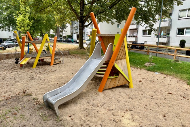 Ein abwechslungsreiches Spiel- und Bewegungsangebot auf dem Spielplatz Schacht-Franz-Stra&szlig;e in Sch&ouml;nebeck l&auml;dt Klein- und Kindergartenkinder dazu ein, ihre Umgebung spielerisch zu entdecken.