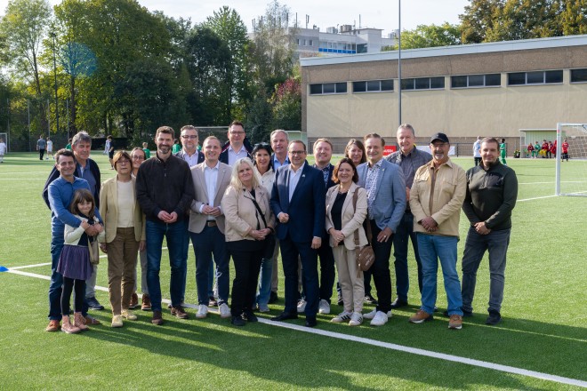 Foto: Nach umfassenden Modernisierungsarbeiten wurde die Bezirkssportanlage Am Krausen B&auml;umchen wieder er&ouml;ffnet &ndash; Oberb&uuml;rgermeister Thomas Kufen sowie weitere Vertreter*innen aus Politik und Verwaltung waren zugegen.