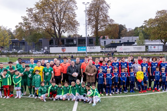 Foto: Offizielle Er&ouml;ffnung der Kunstrasenpl&auml;tze auf der Sportanlage im L&ouml;wental in Werden.