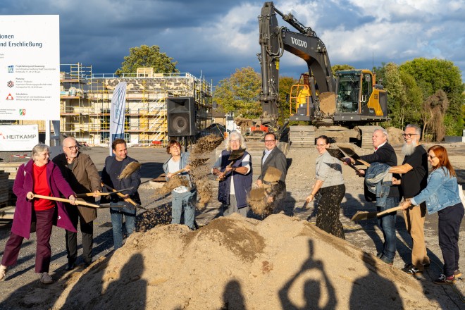 Foto: Oberb&uuml;rgermeister Thomas Kufen setzte gemeinsam mit weiteren Beteiligten den Spatenstich f&uuml;r das "Quartier der Generationen" in Bochold.
