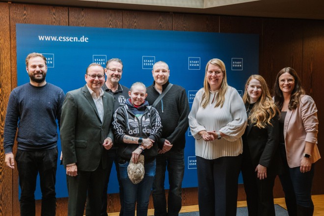 Foto: Zum Abschluss des Projekts "Schichtwechsel" besuchten zwei Mitarbeitende der Frank-Sales-Werkst&auml;tten Oberb&uuml;rgermeister Thomas Kufen und Personaldezernentin Annabelle Brandes im Essener Rathaus.