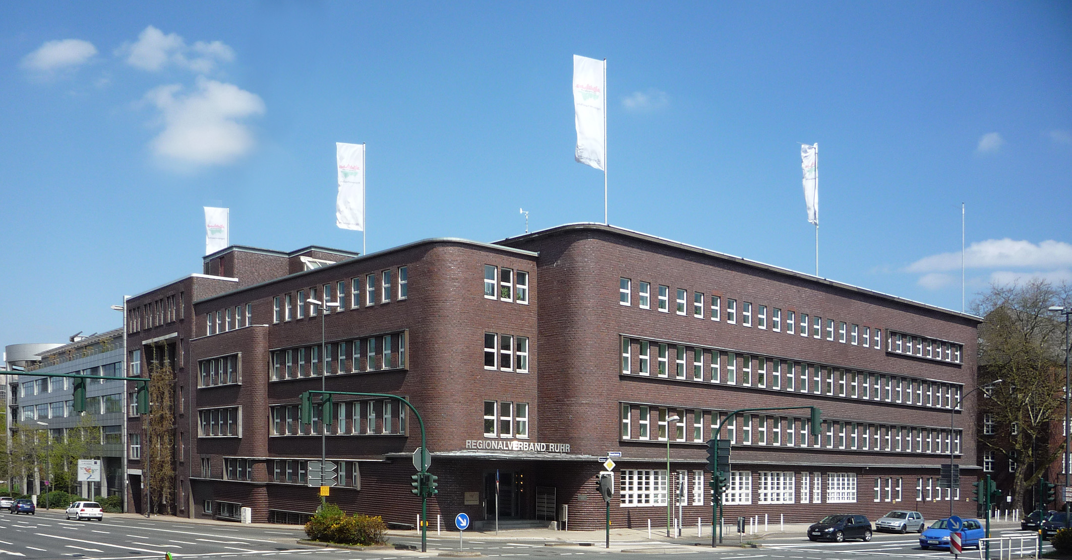 Verbandsgebäude des Regionalverband Ruhr (RVR) an der Kronprinzenstraße. Der architekturgeschichtlich bedeutende Klinkerbau des Architekten Alfred Fischer wurde 1929 eingeweiht, 1985 wurde es als herausragendes Beispiel der Reformarchitektur in den Rang eines Baudenkmals erhoben.
