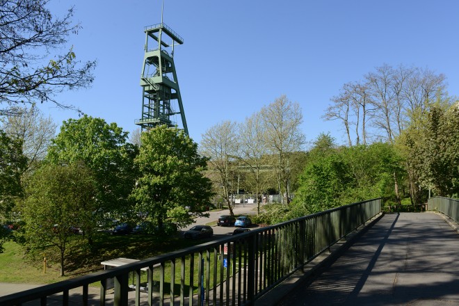 Fussgängerbrücke über die Langenbergerstraße mit Blick auf den Förderturm der Zeche Heinrich